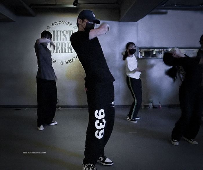 [잡담] 성한빈 이렇게 춤추면서 책 읽기 좋아하는 남성인게 말이 돼? | 인스티즈