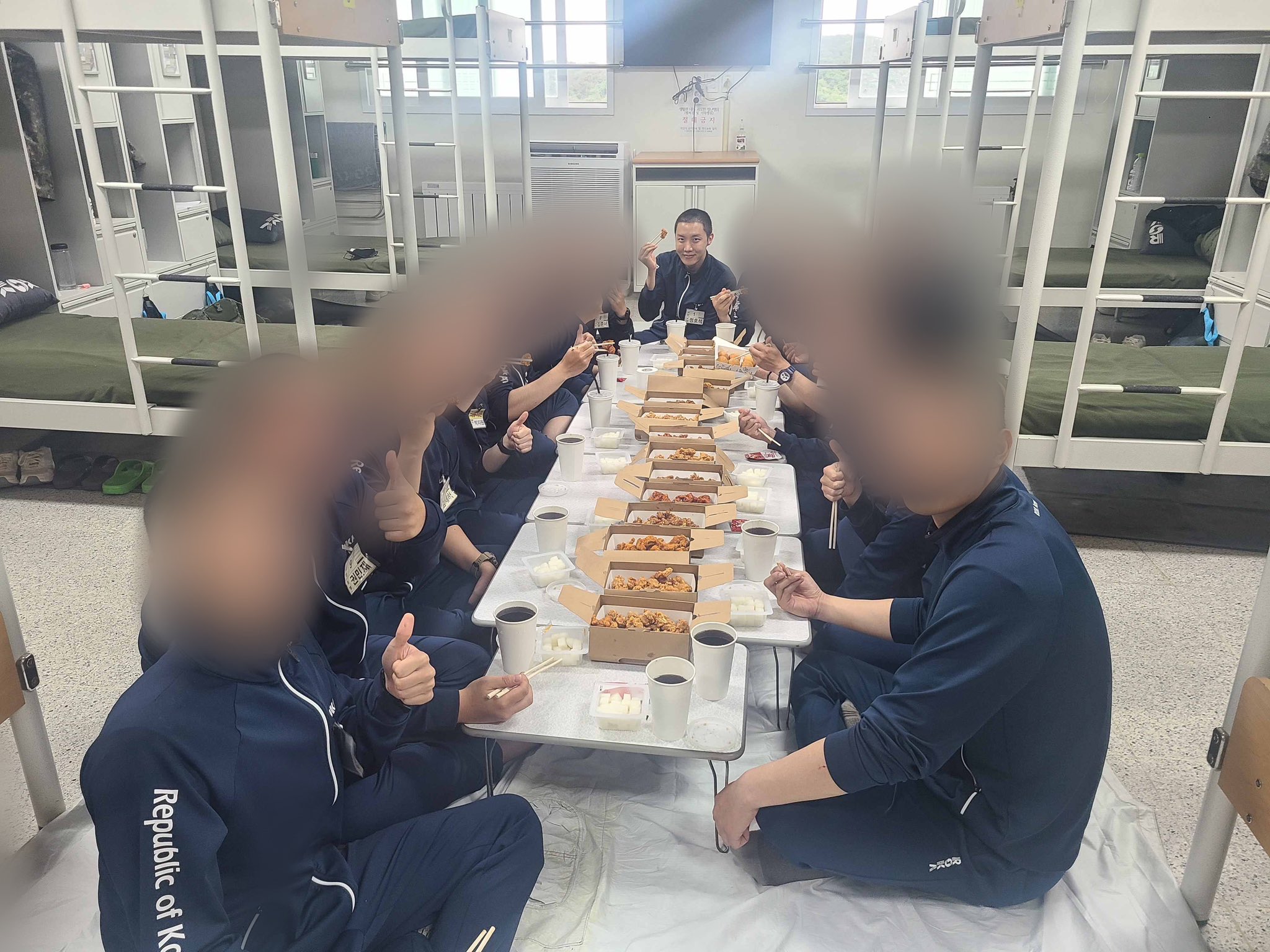 [잡담] 제이홉 훈련소에서 치킨 먹는 사진 뜸ㅋㅋㅋㅋ - 인스티즈(instiz) 연예 카테고리