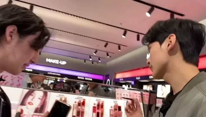한국 화장품 매장의 '테스트용 아이브로 펜슬' 콧구멍에 쑤셔 넣고 낄낄댄 일본 유튜버 | 인스티즈