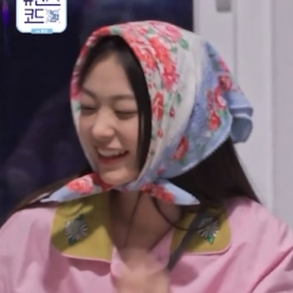 [잡담] 뉴진스 애기들 스카프 머리에 막 두른 것도 잘 어울리냐 | 인스티즈