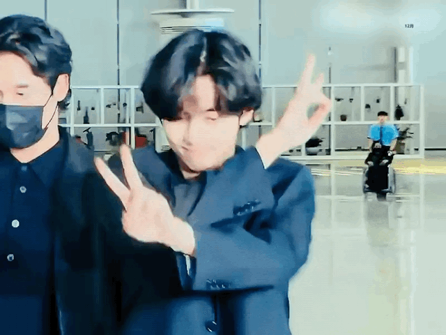 [잡담] 뷔 공합 입구 들어가는거 찍혔는데 개갅지임 | 인스티즈