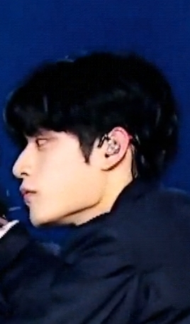 [잡담] 김지웅 옆태 그리고 사각턱 처돌이 이거보고 정줄 놓을뻔 | 인스티즈