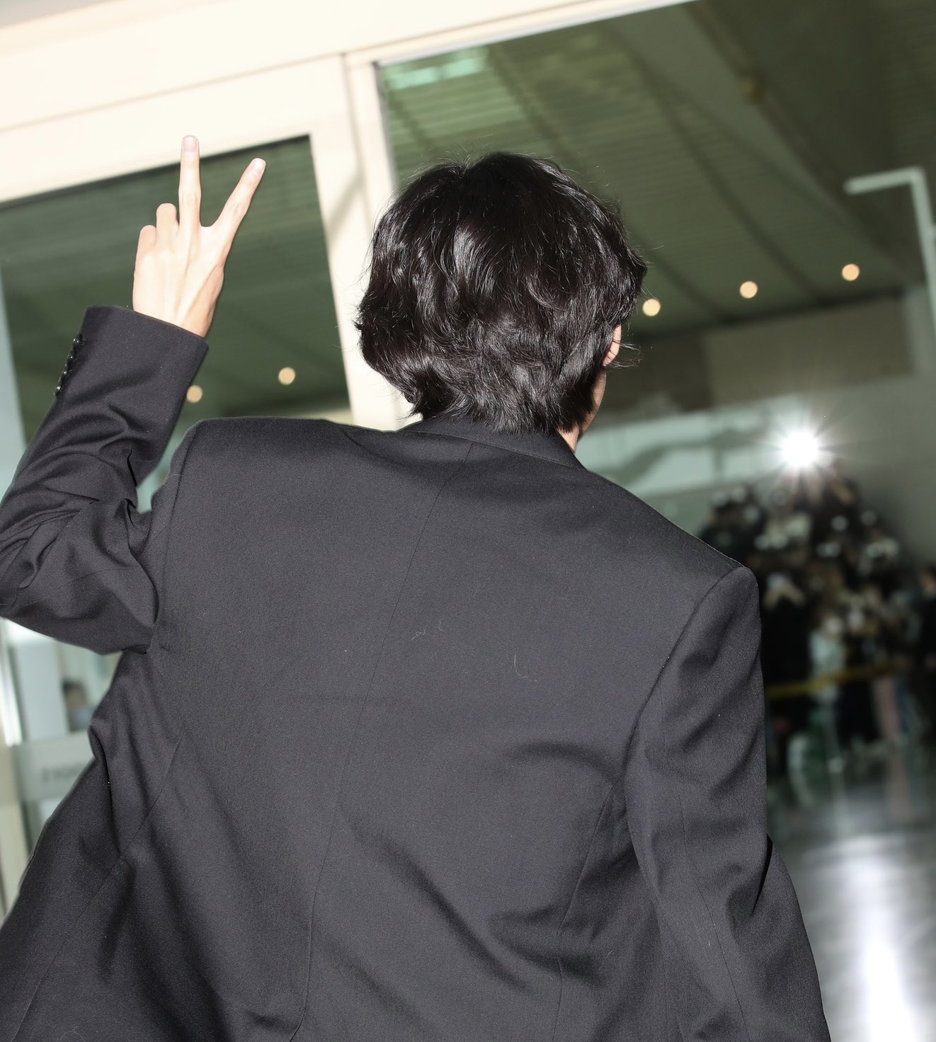 [잡담] 뷔 공합 입구 들어가는거 찍혔는데 개갅지임 | 인스티즈