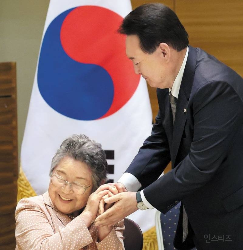 동포의 눈물..히로시마 원폭피해자, 고국 대통령의 첫 위로... | 인스티즈