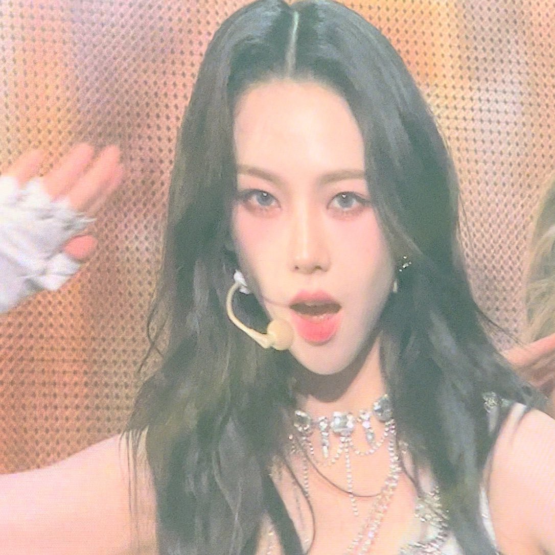 [잡담] 보통 사람이 둘다 예뻐도 금발이 낫다 흑발이 낫다 이런 게 있는데 | 인스티즈