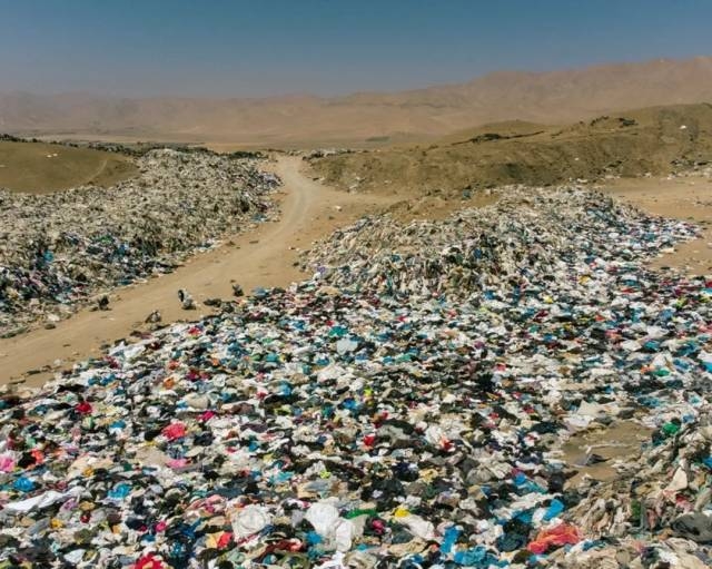 우주에서도 보이는 '쓰레기산', 옷들의 무덤이 된 칠레 사막 | 인스티즈