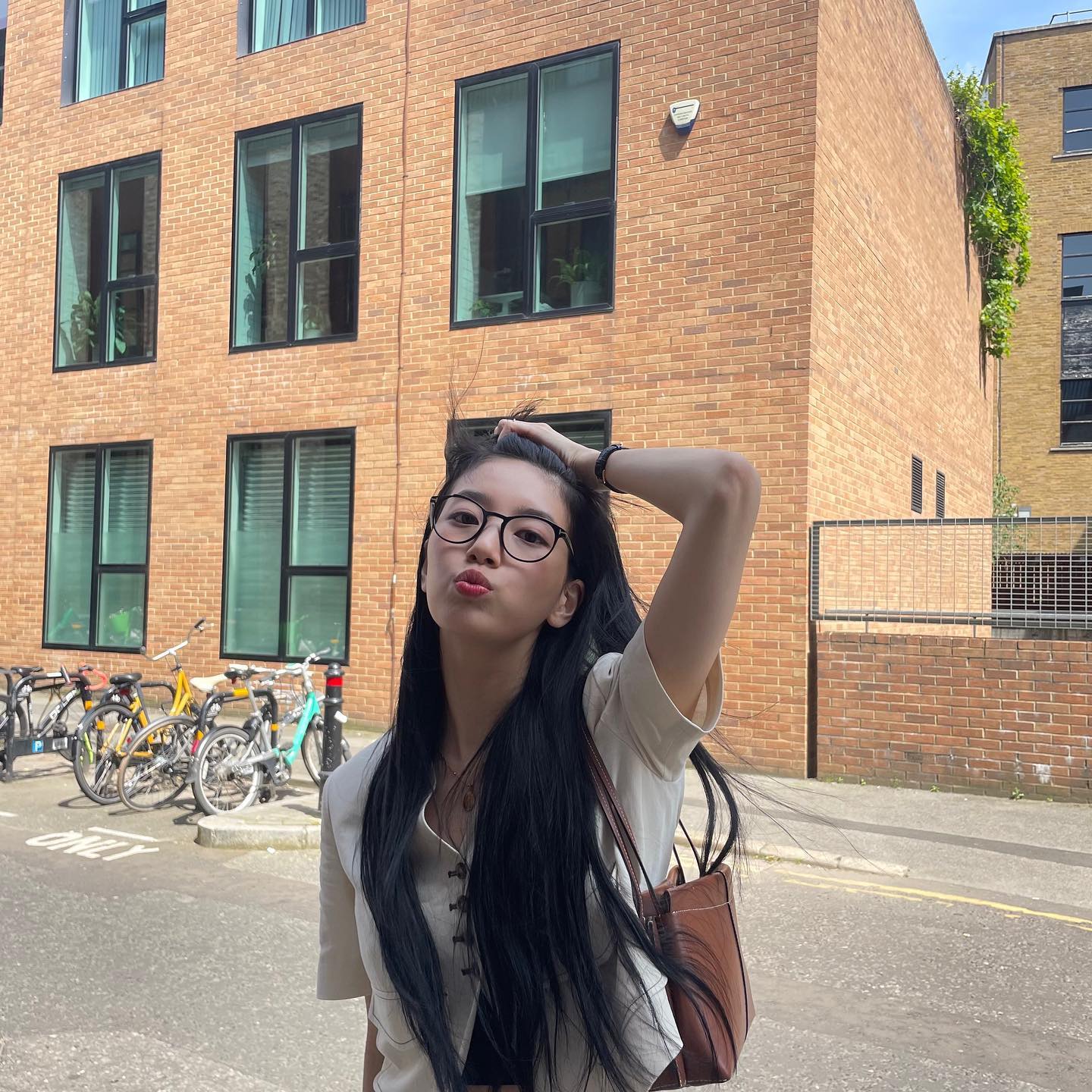 [잡담] 수지 런던 사진들 개개개개개예쁨 | 인스티즈