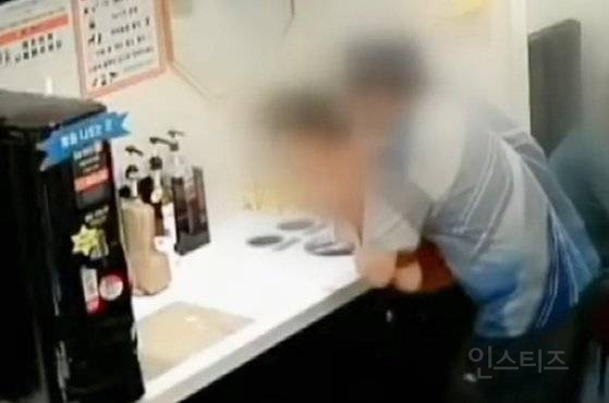 카페 女사장 강제로 안은 70대…몸부림 쳐도 웃기만한 일행들 | 인스티즈