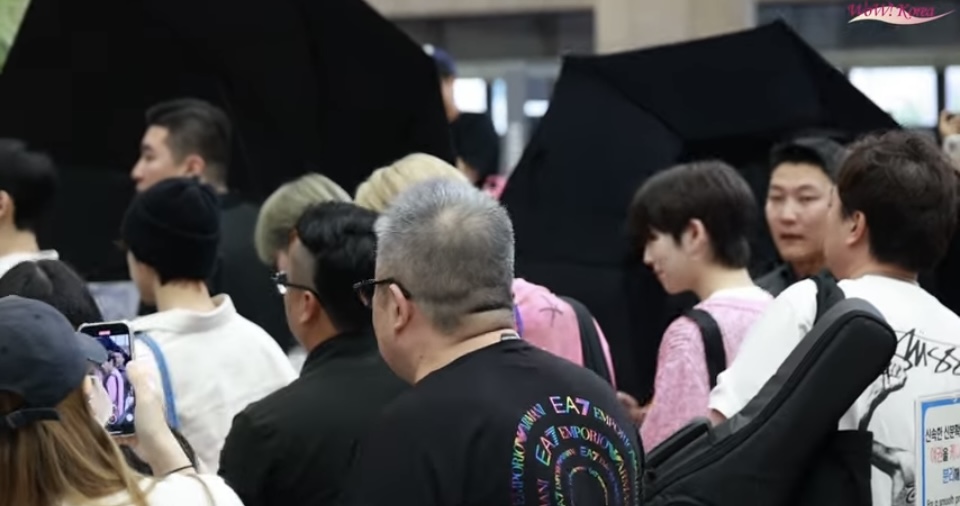 [정보/소식] 공항 수속줄에서 우산피는 하이브 의전팀 | 인스티즈