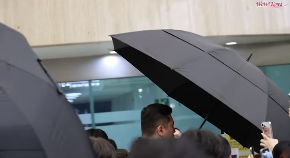 [정보/소식] 공항 수속줄에서 우산피는 하이브 의전팀 | 인스티즈