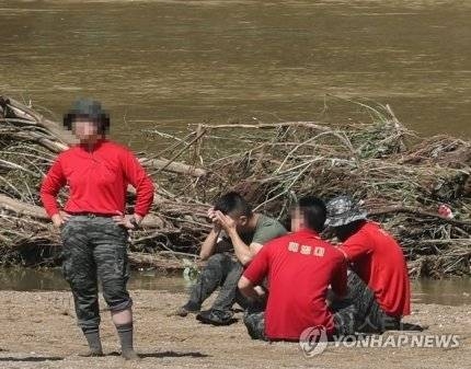 실종된 동료를 기다리는 해병대원들.jpg | 인스티즈