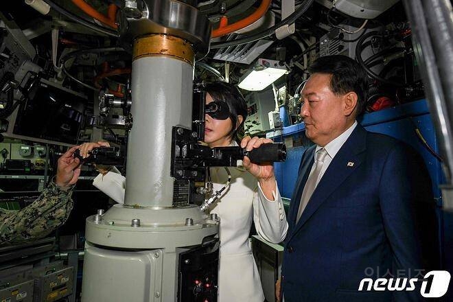 김건희 여사에게 미국 핵잠수함 내부 구경시켜주는 윤대통령.jpg | 인스티즈