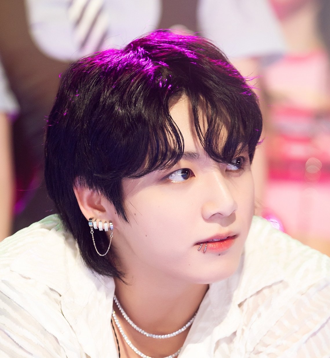 [잡담] 정국 피어싱 주렁주렁 달고도 날티 1도 없는거 ㅋㅋㅋ - 인스티즈(instiz) 연예 카테고리