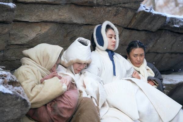안은진 앞에 깔린 주단길 '연인'으로 '황금길' 되다 | 인스티즈