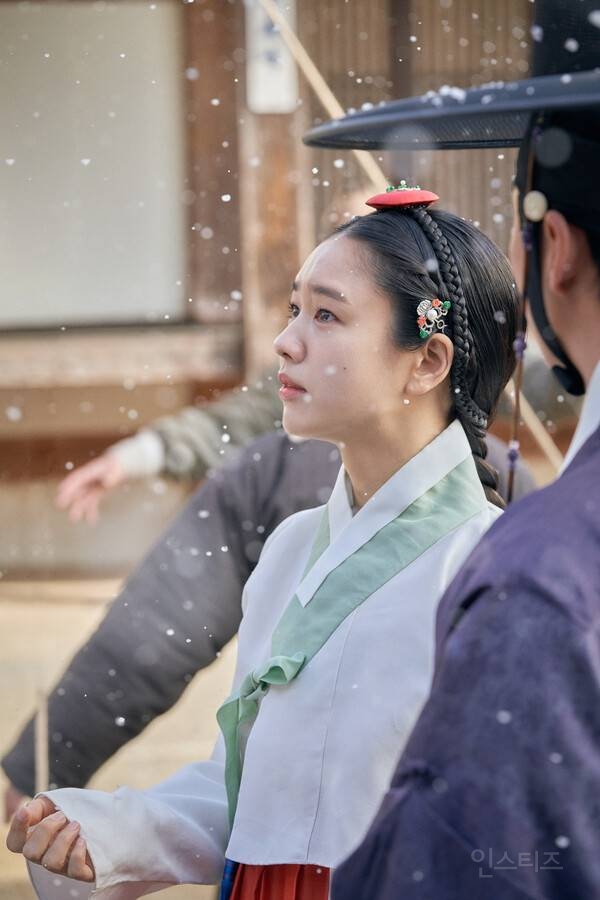 안은진 앞에 깔린 주단길 '연인'으로 '황금길' 되다 | 인스티즈