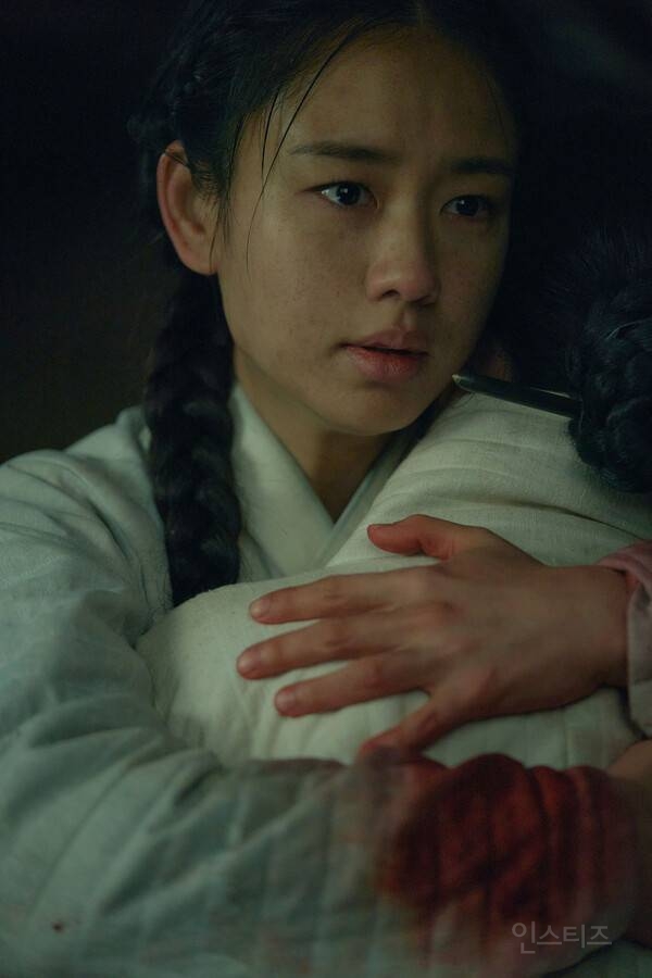안은진 앞에 깔린 주단길 '연인'으로 '황금길' 되다 | 인스티즈