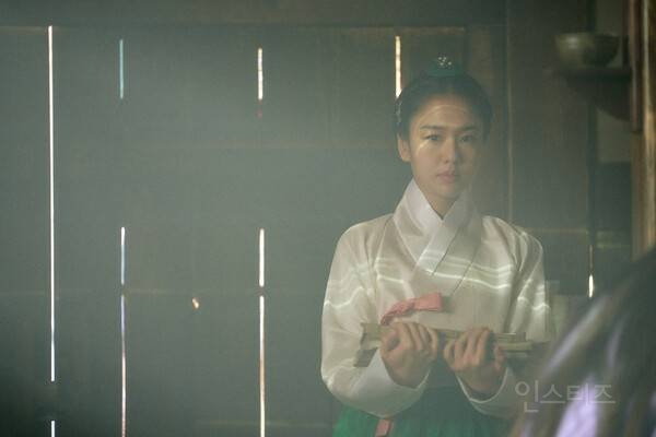 안은진 앞에 깔린 주단길 '연인'으로 '황금길' 되다 | 인스티즈