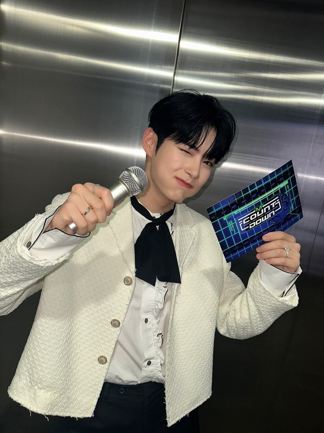 [잡담] 성한빈 팬인데 엠카 엠씨 진짜 너무 좋아.. | 인스티즈