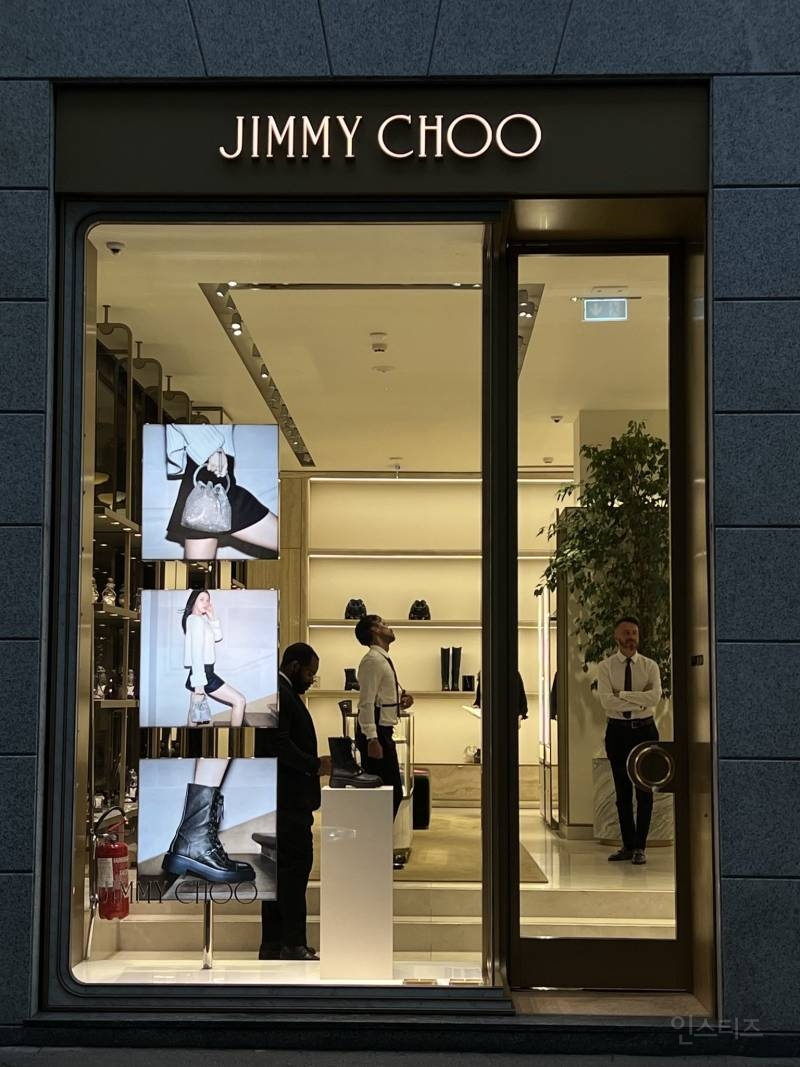 밀라노 지미추 매장 입구에 붙어 있는 아이들 미연.jpg | 인스티즈