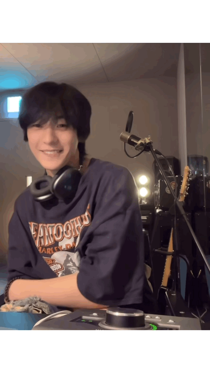 [잡담] 앤톤 웃을 때 입매가 진짜 치트키같음 | 인스티즈