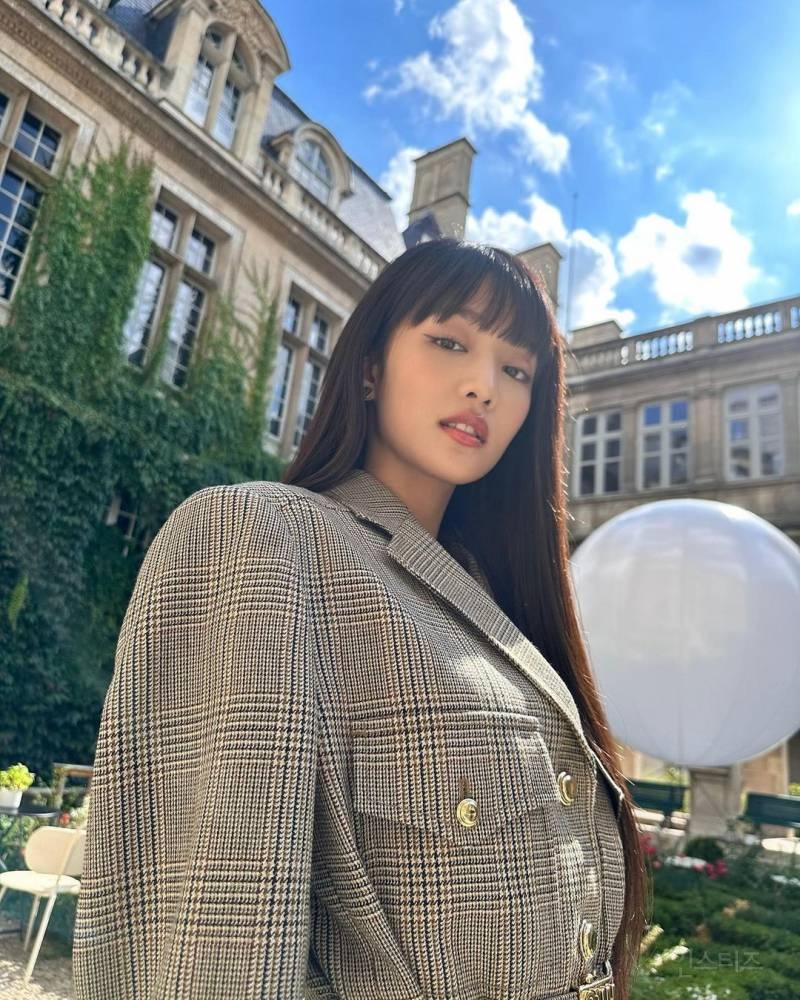 파리랑 잘 어울리는 아이들 민니 미우미우 착장 | 인스티즈