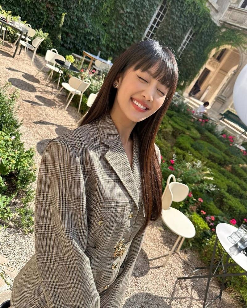 파리랑 잘 어울리는 아이들 민니 미우미우 착장 | 인스티즈