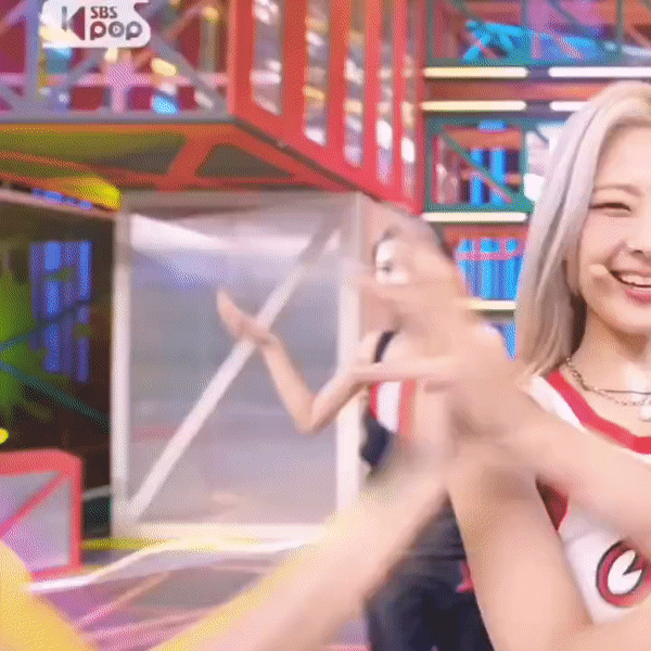 [잡담] 무대에서 예지한테 윙크하는 유나.gif | 인스티즈