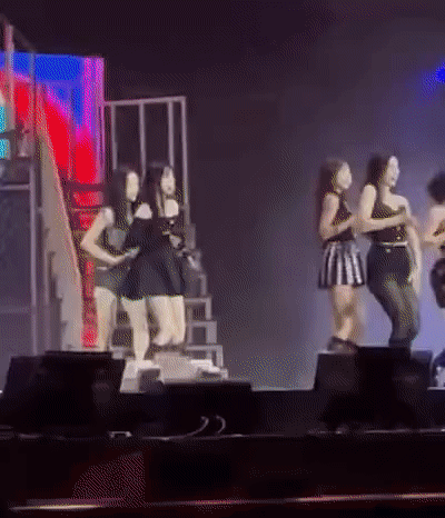 [잡담] 무대중에 비틀거리는 아이린.gif | 인스티즈