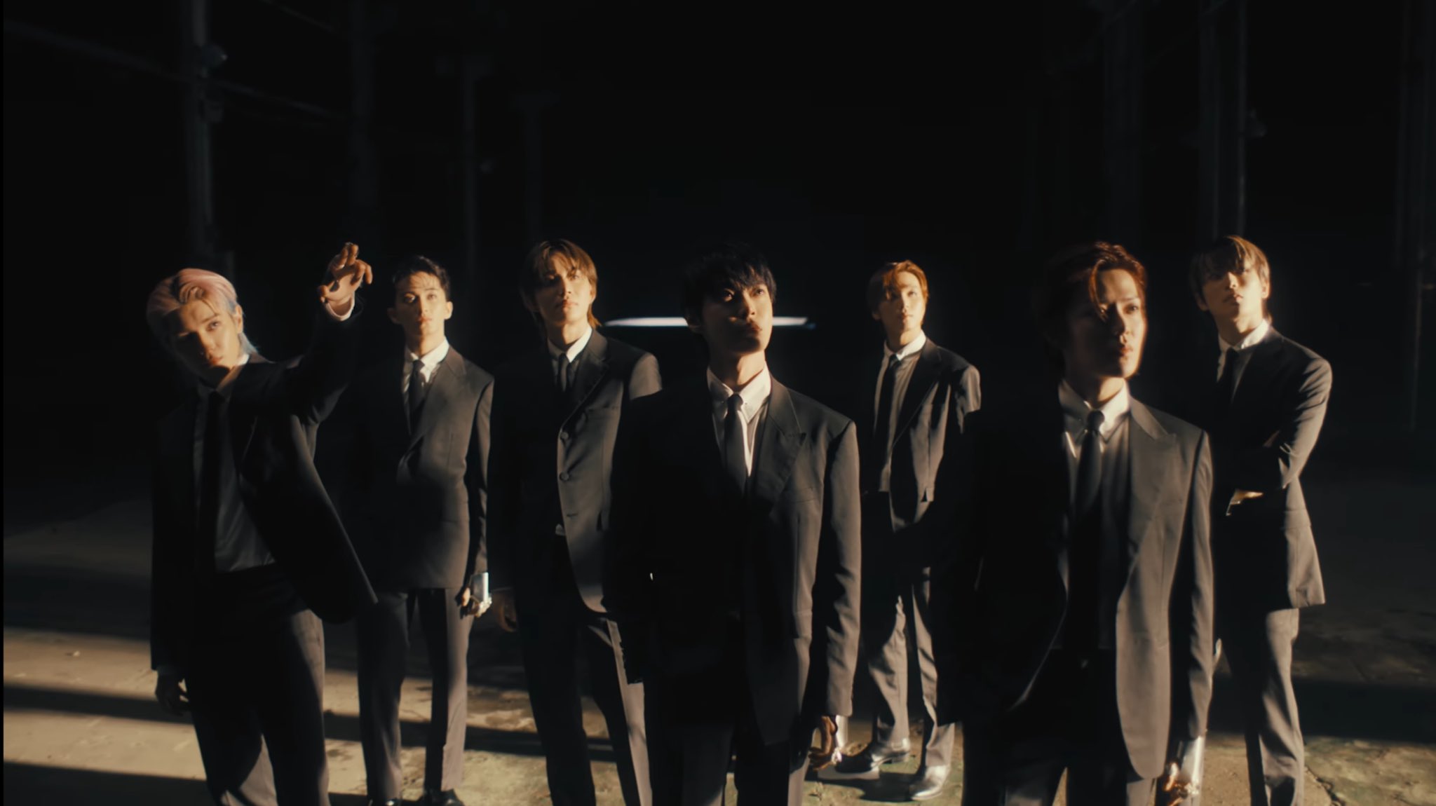 [잡담] 쟈니 발 밑에 있는 서울...재현이 체스 두면 세워지는 건물 | 인스티즈