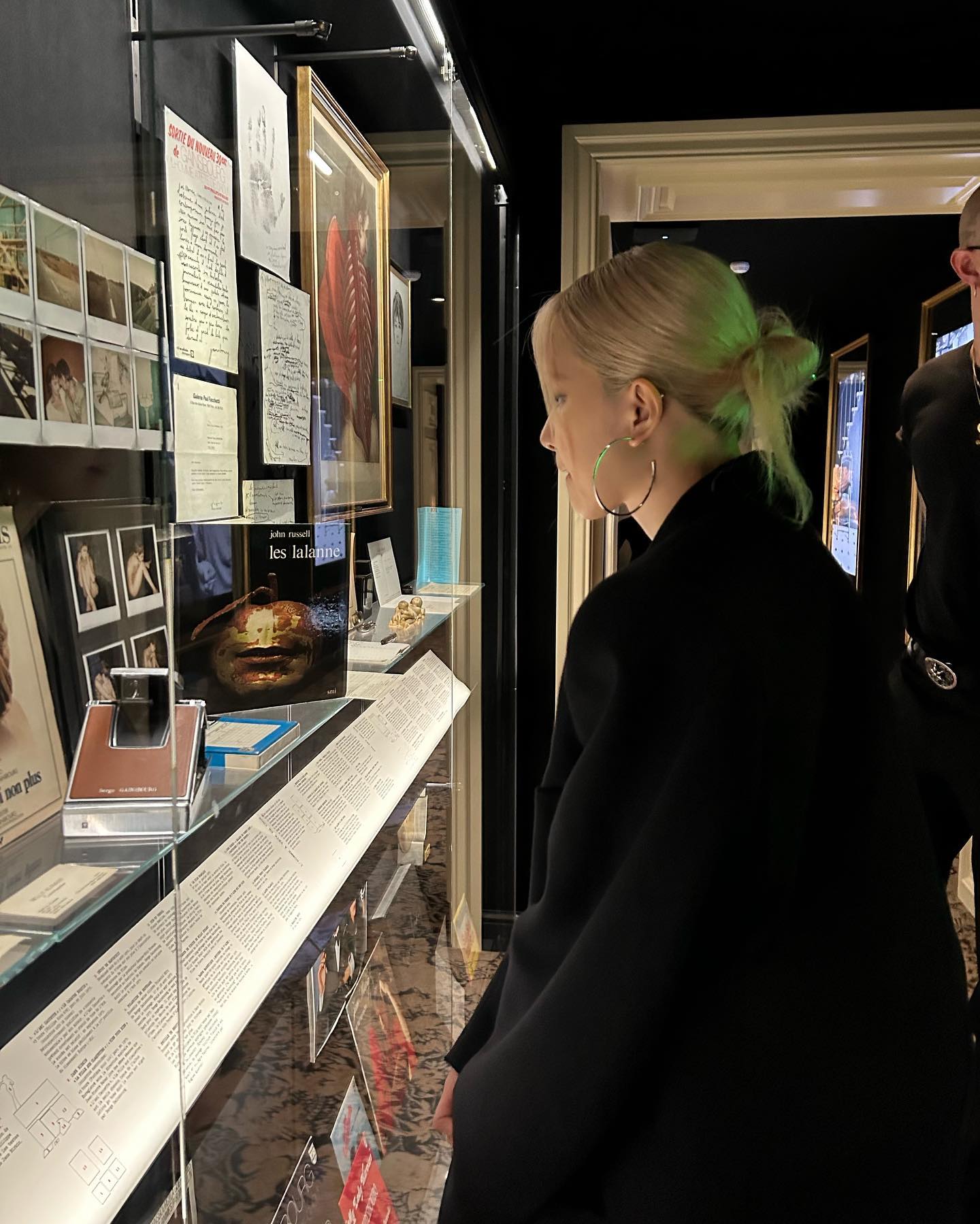 [잡담] 로제 인스타 옆모습도 너무 예뻐🖤 | 인스티즈