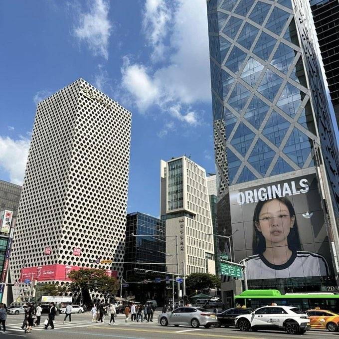 외벽광고 걸린 블랙핑크 제니 × 아디다스 뉴짤.jpg | 인스티즈