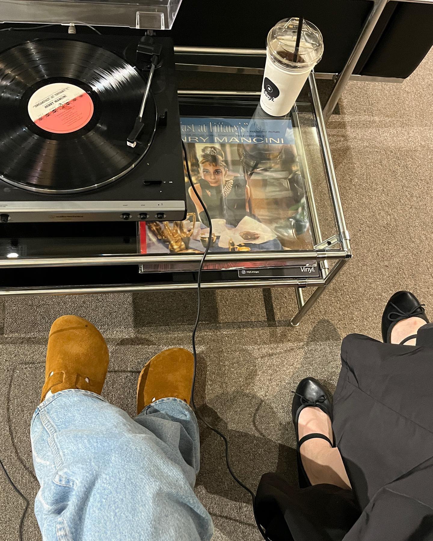 [잡담] 설아 인스타인데 이런 신발 뭔지 아는 사람!! 제발 비슷한 거라도 알려주라ㅠㅠㅠㅠㅠㅠ | 인스티즈