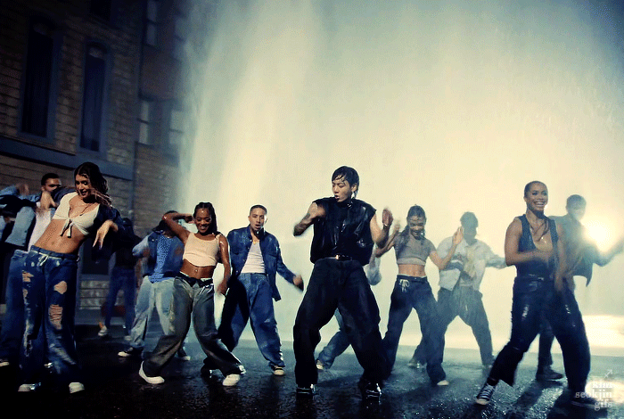 [잡담] 정국 물 맞으면서 느리게 리듬타는 춤 넘 좋아 진짜 | 인스티즈