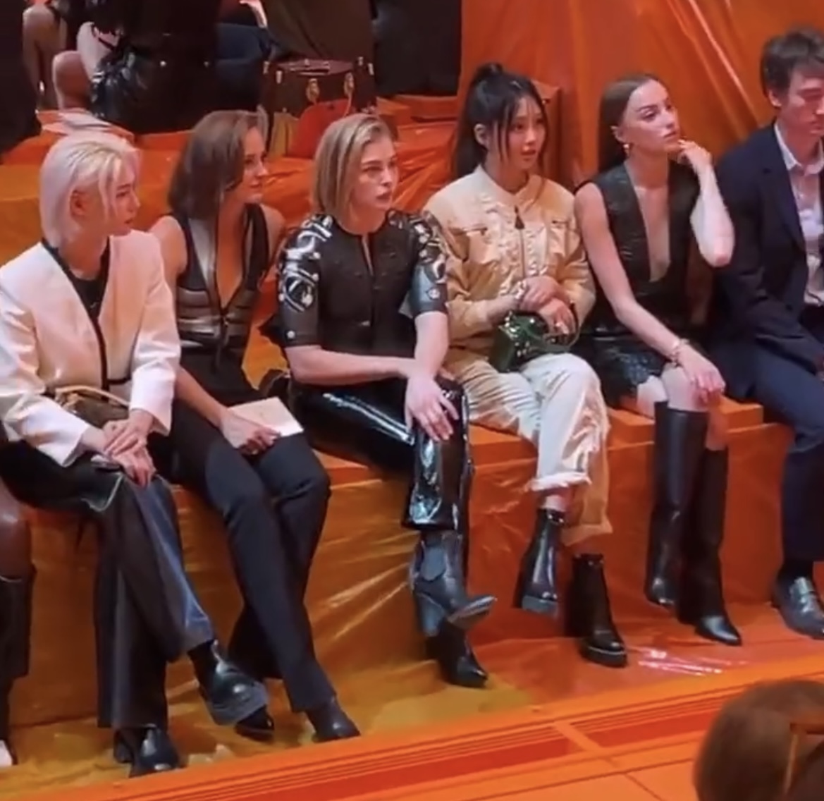 [잡담] 필릭스랑 혜인 되게 가까이에 앉아있었네 | 인스티즈