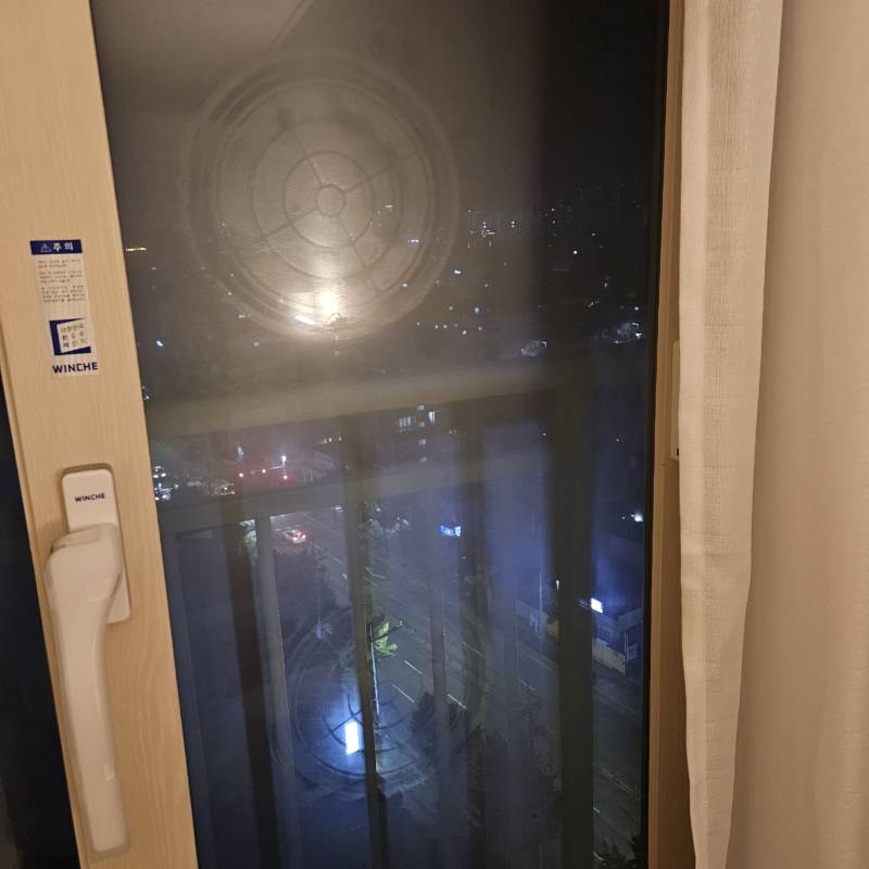 [잡담] 창문에 이상한 모양으로 김이 서렸는데.. 창호 잘 아는사람 있서..? | 인스티즈