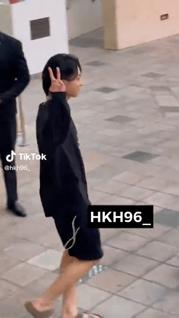 [잡담] ㅎㅇㅂ 정국 싸인이나 사진 찍어주는거 막고 다니는데 | 인스티즈