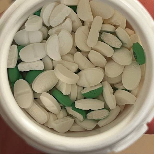 [잡담] 언니가 약을 모아놨는데 무슨 약인지 아는 사람... | 인스티즈