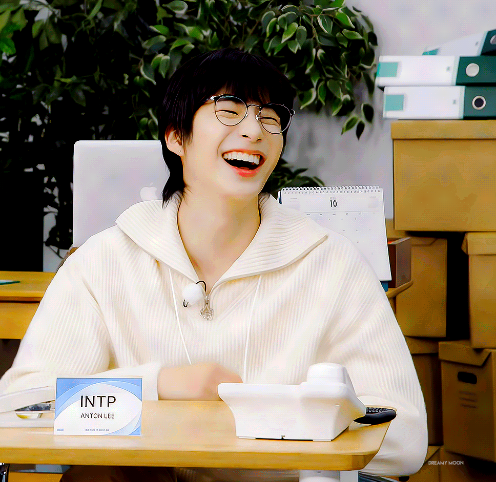 [잡담] 앤톤이 미국에서 왔는데 웃을때 박수치는거 신기해 | 인스티즈