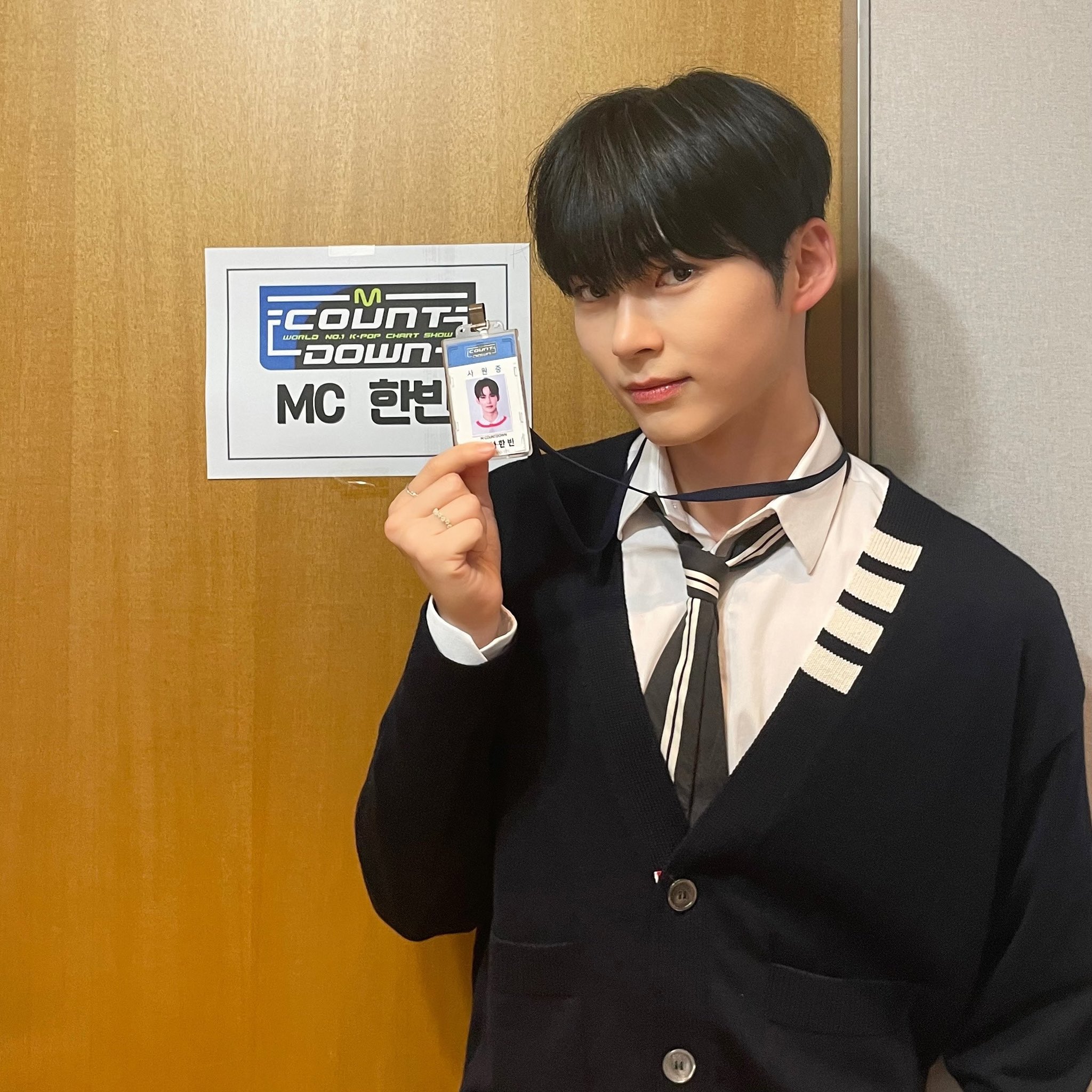 [잡담] 성한빈 팬인데 엠카 엠씨 진짜 너무 좋아.. | 인스티즈