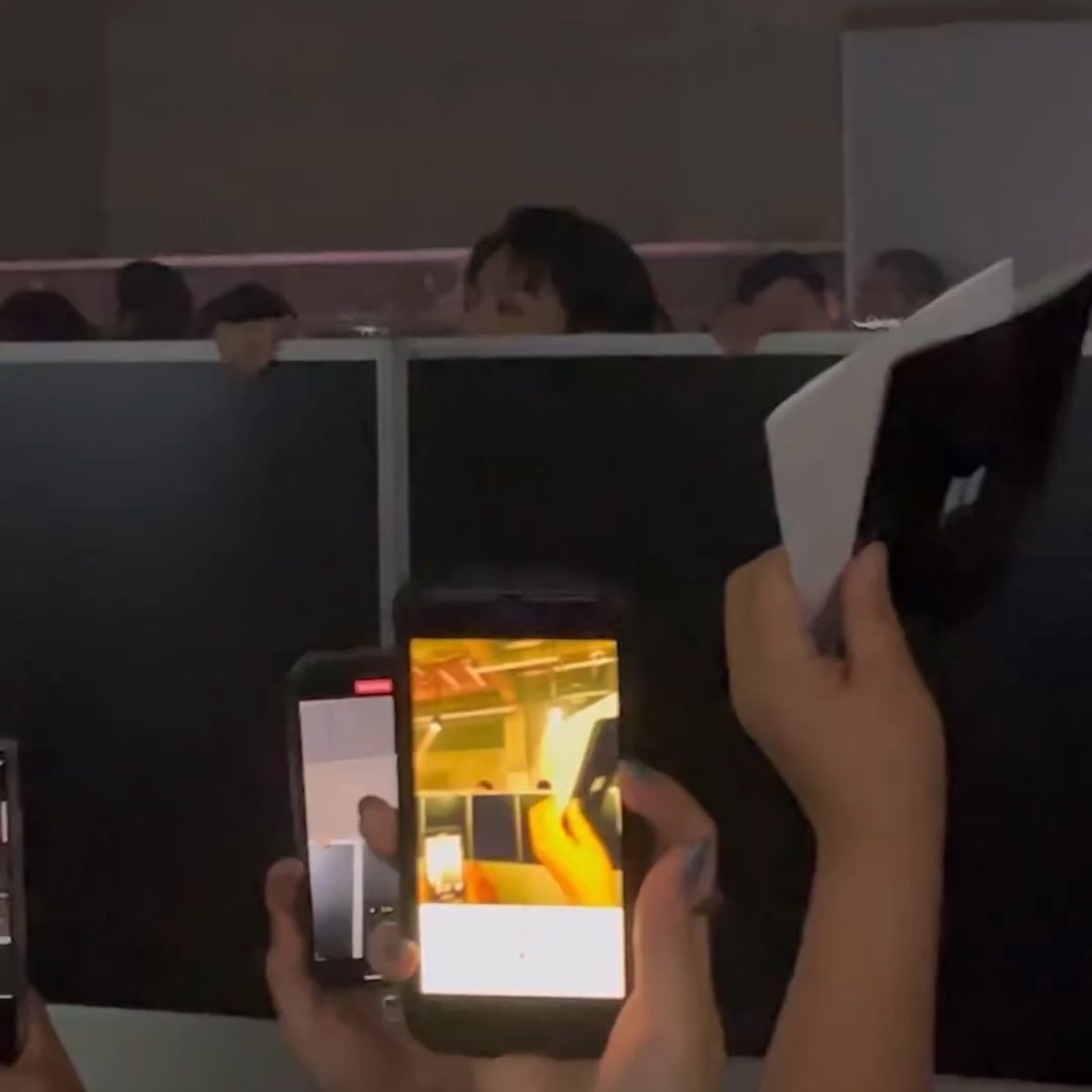 [잡담] 정국 캘빈에서도 이러고있슴ㅋㅋㅋㅋㅋㅋ | 인스티즈