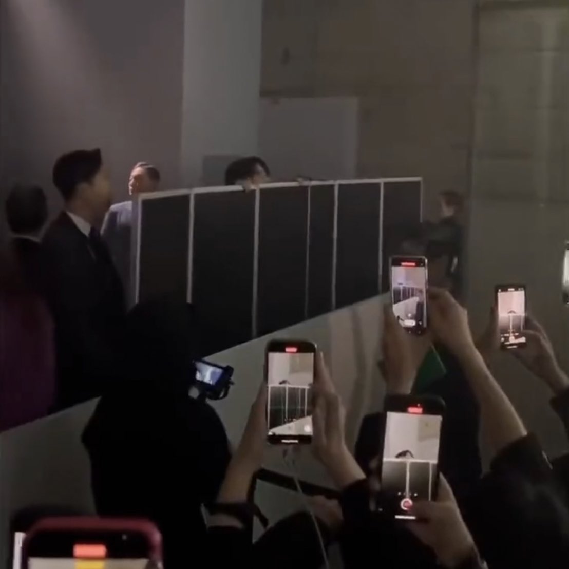 [잡담] 정국 이 사진 구도 너무 귀여운데 ㅋㅋㅋㅋㅋㅋㅋㅋㅋㅋㅋㅋ | 인스티즈