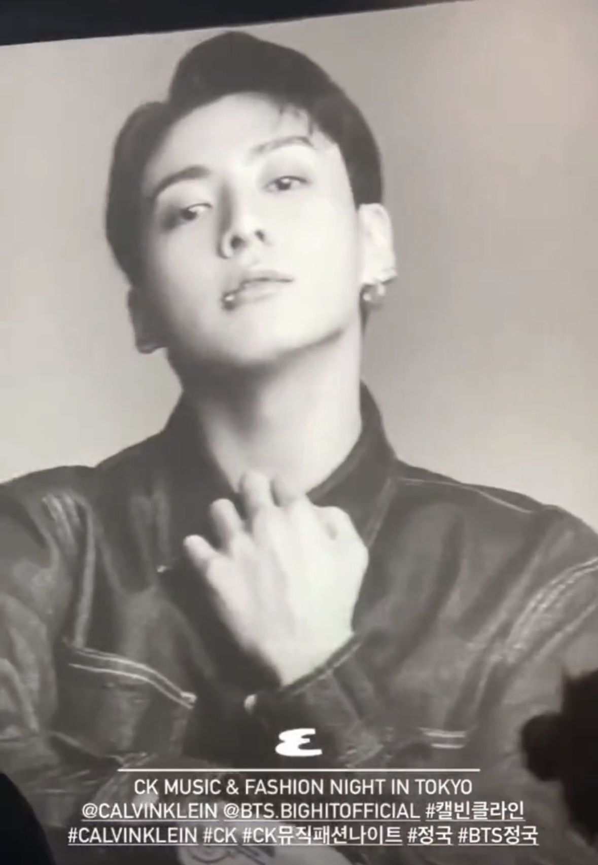 [잡담] 캘빈 진짜 변태다 정국 단추 다 채움 😇 | 인스티즈