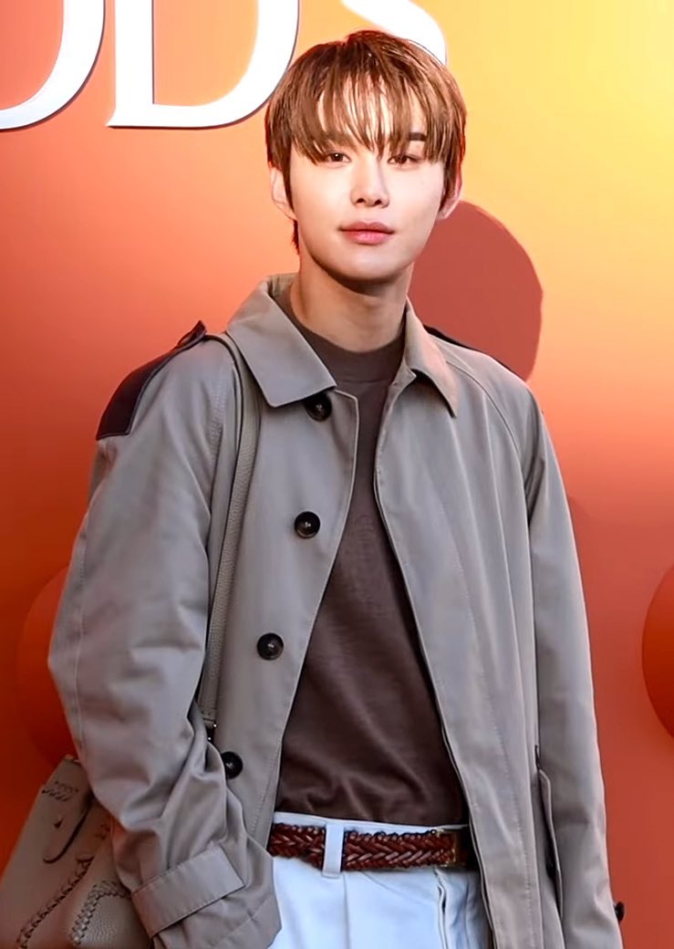 [잡담] 김정우 퍼컬 갈웜답다 오늘 토즈 팝업 장소랑 의상이랑 걍 찰떡임 | 인스티즈