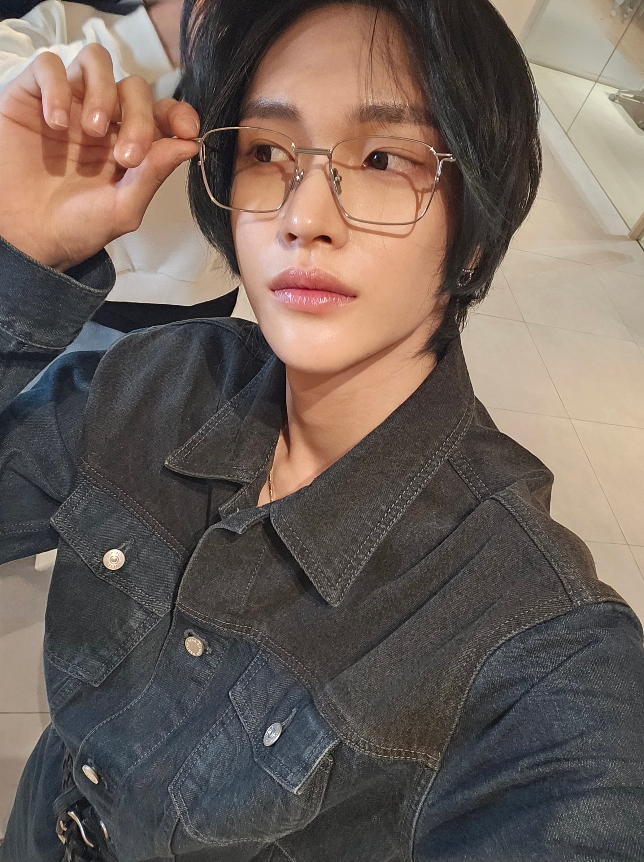 [잡담] 원빈이 오늘 위버스 셀카 미쳤다 | 인스티즈