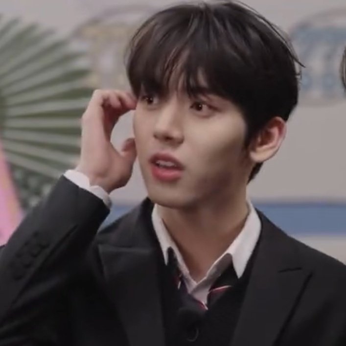 [잡담] 07년생은 전화받는 포즈 진짜 이렇게 하는고나..... | 인스티즈