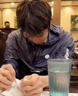 [잡담] 뮤비찍은거 행복해서 밥먹다가 우는 성찬이 그걸 찍고있는 | 인스티즈