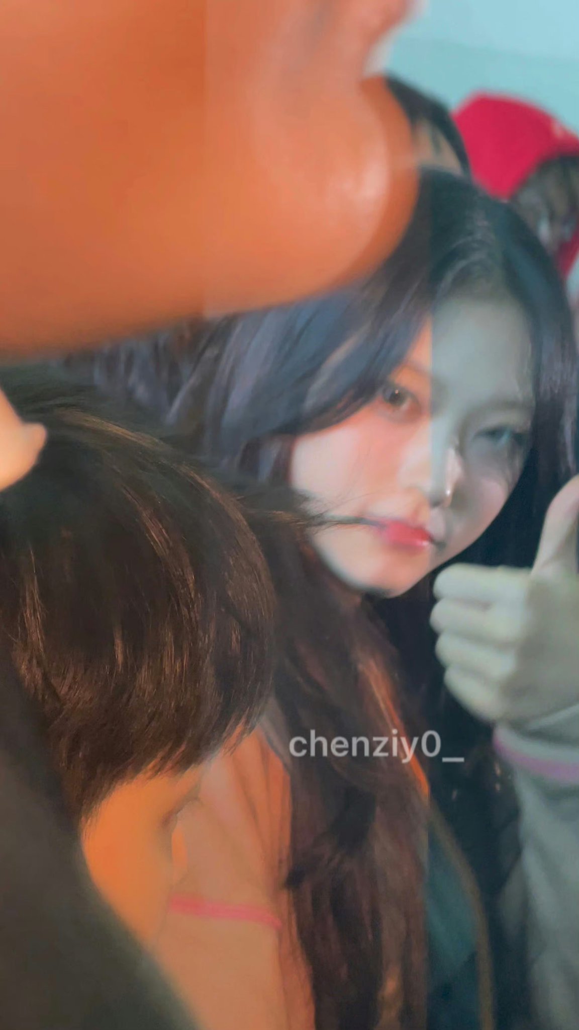 [잡담] 뉴진스 팬분이 공항에서 애들한테 네일한거 보여줬는데 | 인스티즈