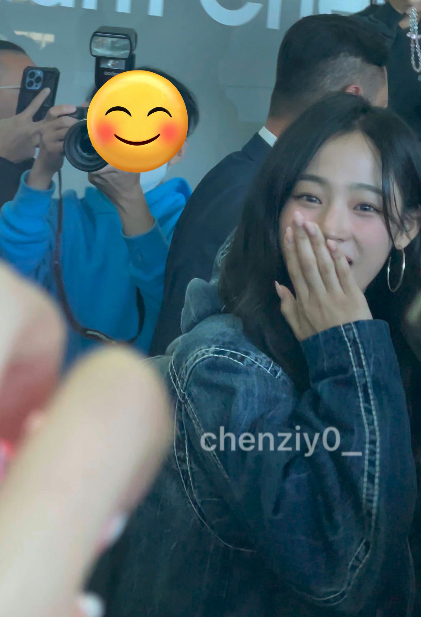 [잡담] 뉴진스 팬분이 공항에서 애들한테 네일한거 보여줬는데 | 인스티즈