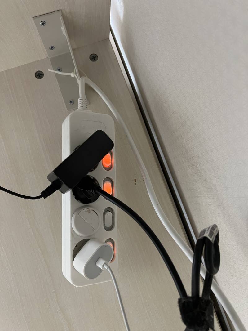 [잡담] 전선 콘센트 잘아는 익들아 멀티탭 이렇게 놔둬도돼? | 인스티즈