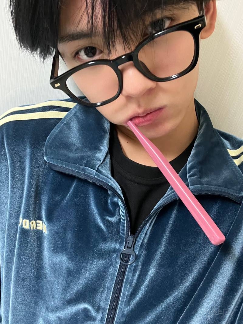 팬들에게 중학교 시절 썰 자랑하는 07년생 남돌 | 인스티즈